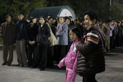 Un grupo de norcoreanos hace cola para entrar en una de las atracciones del Parque de la Juventud, uno los más populares de Corea del Norte.