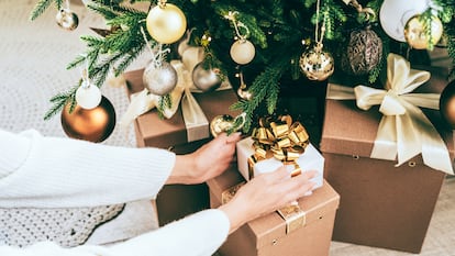 Artículo de EL PAÍS Escaparate que describe los mejores regalos de última hora que llegan a casa antes de Navidad.