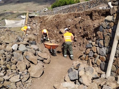 Trabajos de recuperación de bancales en La Gomera.