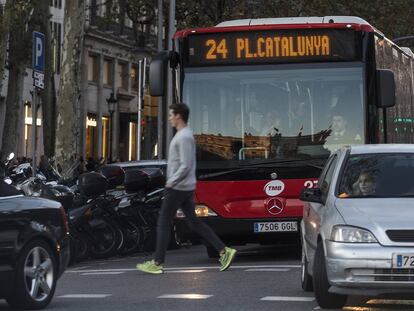 Un autobús en el centro de Barcelona.