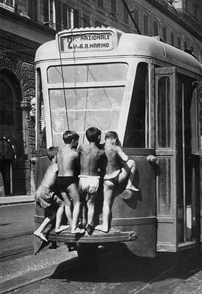 Niños subidos en un tranvía