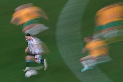 Lionel Messi escapa de tres defensas australianos. 