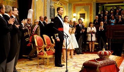 Felipe Vi recibe los aplausos de los diputados e invitados a su llegada al Congreso de los Diputados.