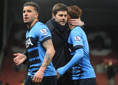 Pochettino felicita a sus jugadores por el triunfo.