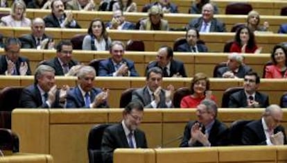 El presidente del Gobierno, Mariano Rajoy (c-abajo) es aplaudido por los senadores del PP durante la sesión de control al Ejecutivo hoy en el pleno del Senado.