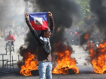 Un manifestante sostiene una bandera de Haití durante una protesta para exigir la renuncia del primer ministro Ariel Henry, el pasado 1 de marzo en Puerto Príncipe.