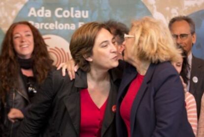 Ada Colau (izquierda) y Manuela Carmena, en el acto de esta mañana.