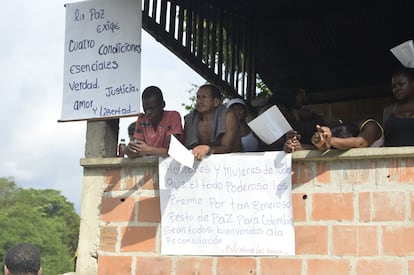 En el Valle del Cauca, donde la guerra golpeó con más fuerza, los vecinos de las poblaciones cercanas a las zonas veredales han recibido con alegría a los guerrilleros.