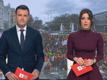 Carmen Estañ y Pedro J. Rabadán, presentadores de Telemadrid.