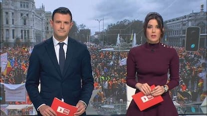 Carmen Estañ y Pedro J. Rabadán, presentadores de Telemadrid.