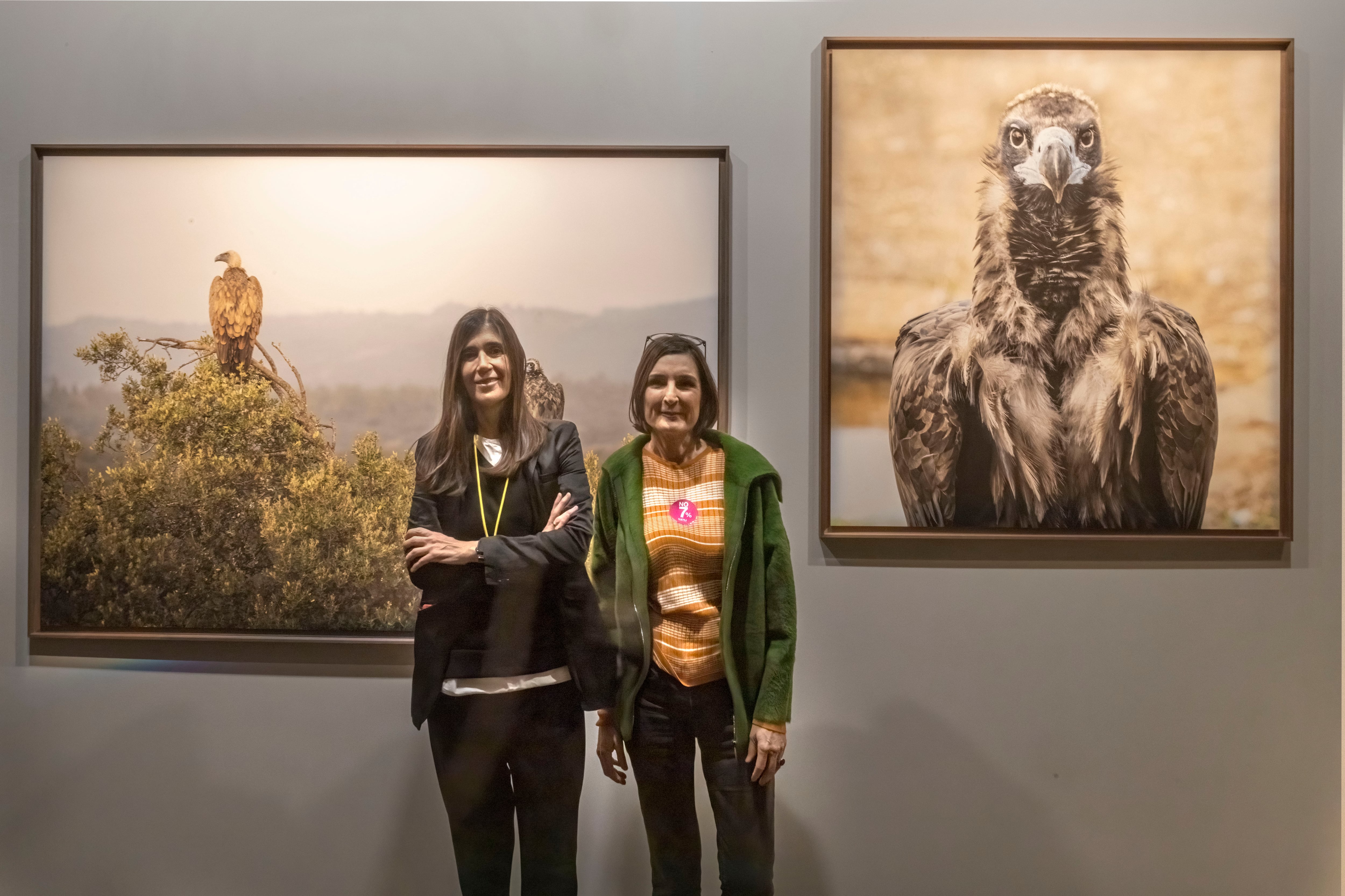 Maria Blasco, directora del CNIO, y la artista Amparo Garrido, posan delante de sus obras 'Meditación', inspirado en el trabajo de la nobel Elizabeth Blackburn.