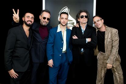 Víctor Martínez, Jorge Drexler, C. Tangana, Andrés Calamaro y Alizzz, tras recoger el Grammy latino a mejor canción por Hong Kong, incluida en el álbum El Madrileño, de C. Tangana.