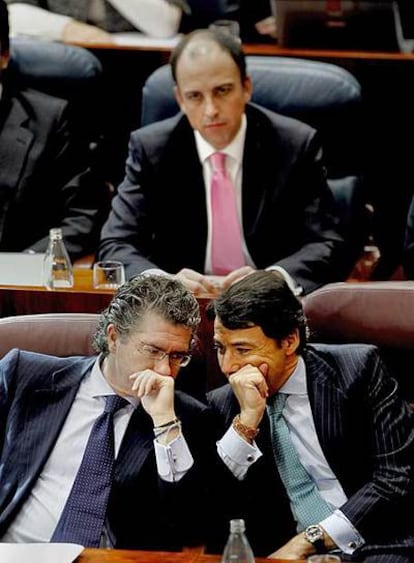 Granados y González conversan durante el pleno. Al fondo, el diputado Martín Vasco.