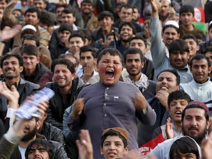 Aficionados al criquet dan la bienvenida al equipo nacional afgano durante la Copa del Mundo, celebrado en Kabul (Afganistán).