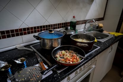 Pasta con atún, el menú casi diario de algunas de las familias que viven en el sótano.