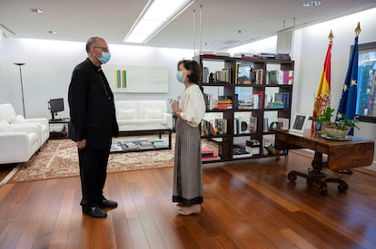 Reunión celebrada el año pasado entre Carmen Calvo, entonces vicepresidenta del Gobierno, y el presidente de la Conferencia Episcopal, Juan José Omella.