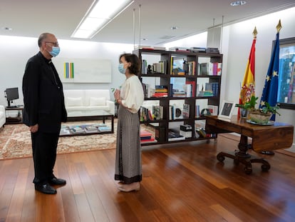 Reunión celebrada el año pasado entre Carmen Calvo, entonces vicepresidenta del Gobierno, y el presidente de la Conferencia Episcopal, Juan José Omella.