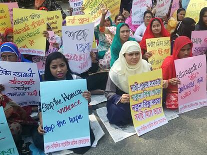 Mujeres de Bangladés se concentran y muestran pancartas denunciando el acoso sexual en el trabajo el pasado Día Internacional de la Mujer.