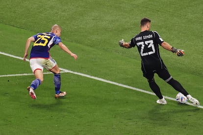 Unai Simón, sacando el balón jugado desde su área ante la presión del japonés Daizen Maeda.