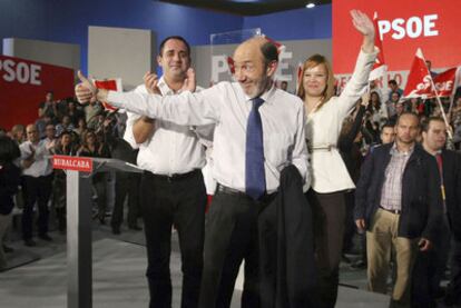 Alarte, Rubalcaba y Pajín saludan al público en el mitin de Alicante.