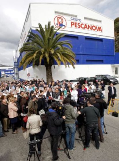 Una operaria de la f&aacute;brica de Pescanova en Chapela, en la localidad pontevedresa de Redondela, lee un comunicado de los trabajadores en apoyo a la direcci&oacute;n de la empresa