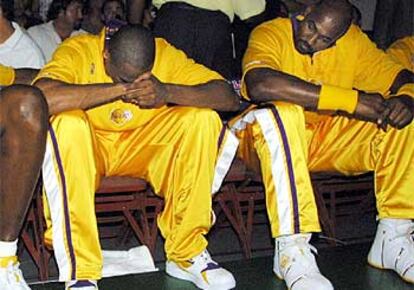 Kobe Bryant, junto a Karl Malone, reza una oración antes del partido entre los dos equipos de Los Ángeles.