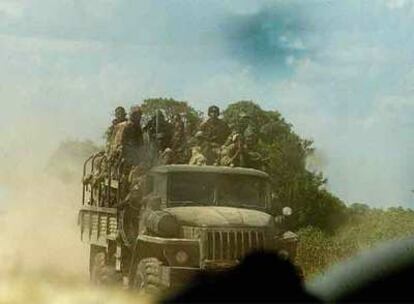 Un camión cargado con soldados etíopes abandona una base de la capital somalí.