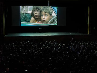 Estreno en el polideportivo de Aitona (Lleida) de la película ‘Alcarràs’, de Carla Simón, el sábado.