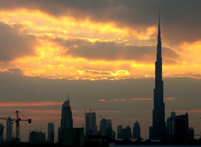 La torre Khalifa, con 818 metros, se alza sobre el cielo de Dubai.