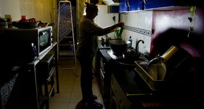 Una mujer en la cocina de su vivienda afectada por los cortes de luz y agua.