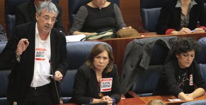 Gregorio Gordo de Izquierda Unida y dos diputadosen la Asamblea.