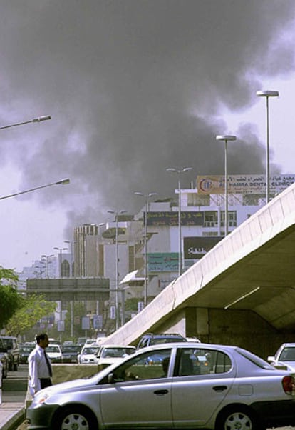 El humo se eleva sobre Yeda durante el asalto al consulado de EE UU.