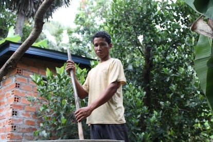 Cada tarde, Vong Sokhoemn prepara la masa de materia orgánica que alimenta su biodigestor