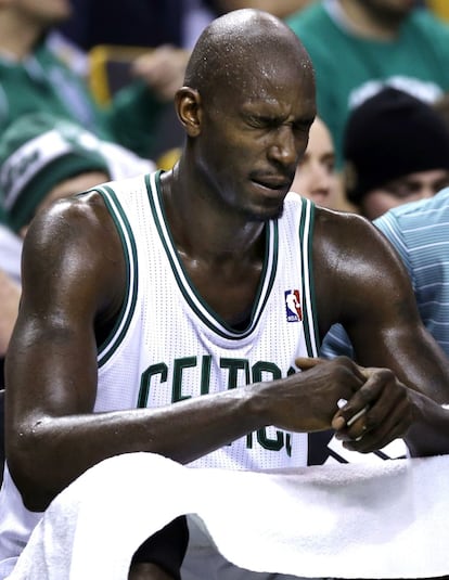 Kevin Garnett, de los Boston Celtics, se lamenta de una jugada durante el partido ante los Memphis Grizzlies