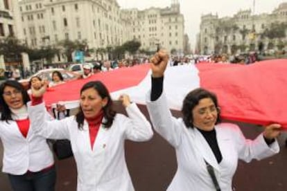 Cientos de mdicos del sector pblico marchan el 16 de julio de 2013, hacia el Congreso de Per en una huelga indefinida como medida de protesta por sus bajos salarios, en Lima. EFE/Archivo