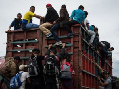 El grupo rompe la valla fronteriza del lado guatemalteco, supera el cordón policial y accede al país norteamericano