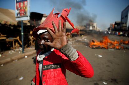 Los partidarios del partido opositor Movimiento por el Cambio Democrático, de Nelson Chamisa, protestan mientras esperan los resultados de las elecciones generales, en Harare.