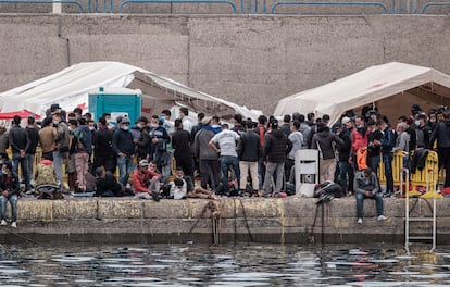 Hundreds of migrants at the port of Arguineguín, on the Spanish island of Gran Canaria, on Saturday.