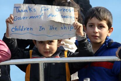 &quot;Gracias al Gobierno griego por salvar a ni&ntilde;os en el barco&quot;, reza el cartel que exhibe uno de los menores rescatados a su llegada a puerto.