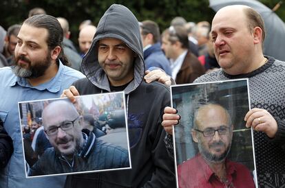 Los trabajadores de Delphi guardan un minuto de silencio por las vctimas del accidente de Germanwings.