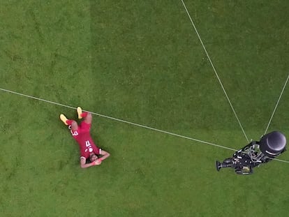 Ismail Mohamad sobre el cesped después de la derrota de Qatar ante Senegal, en el estadio Al Thumama este viernes.