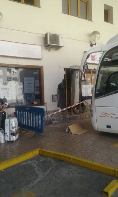 El autobús ha chocado y provocado un gran boquete en la pared.