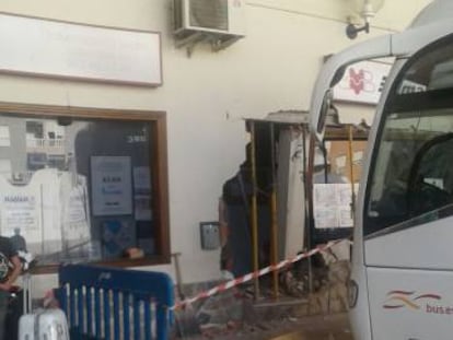 El autobús ha chocado y provocado un gran boquete en la pared.