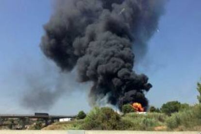 Fotografa facilitada por los Mossos d'Esquadra del incendio producido hoy en un camin que transportaba gasolina en la confluencia de las autopistas AP-7 y AP-2, en el trmino de El Papiol (Barcelona). Ambas autopistas han debido ser cortadas al trfico en un primer momento, lo que ha causado retenciones de varios kilmetros. Fuentes del Servicio Cataln de Trfico han informado de que en este suceso no se ha visto implicado ningn otro vehculo y que no se han producido da?os personales.