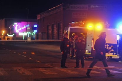 Agentes de los Tedax, frente al burdel Paradise de La Jonquera, en diciembre de 2012.