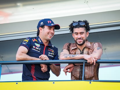 El piloto mexicano Checo Pérez junto al cantante Bad Bunny, en el Gran Premio de Mónaco, el pasado 26 de mayo.
