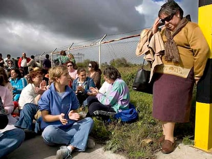 Esposas de los trabajadores de Delphi, en una concentración ante la entrada de la fábrica en Puerto Real.