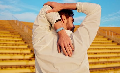 Chico con la Google FitBit Air