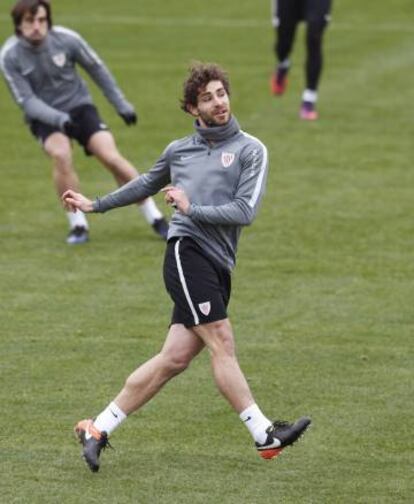 Yeray Álvarez durante el entrenamiento con sus compañeros el pasado jueves.