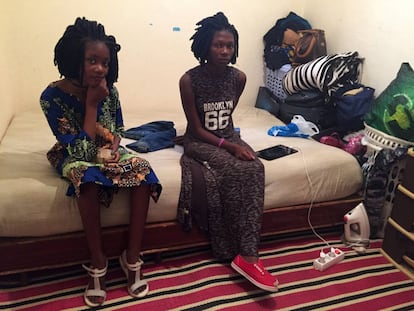 As irmãs Divine (11 anos) e Gloria Kisaka (14), de Mali, na casa onde moram, em Rabat.